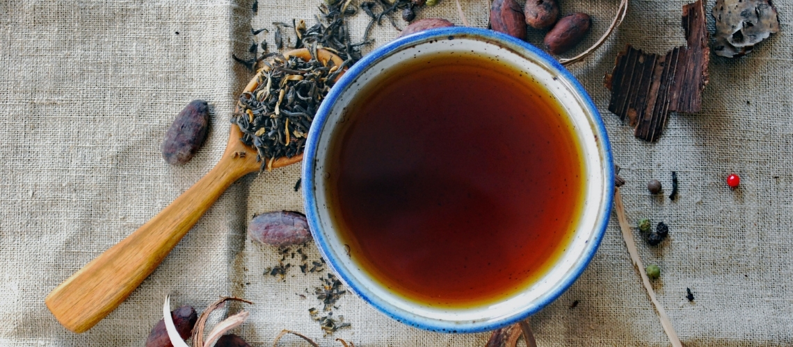 Co warto dodawać zimą do herbaty, by wzmocnić jej zdrowotne właściwości?