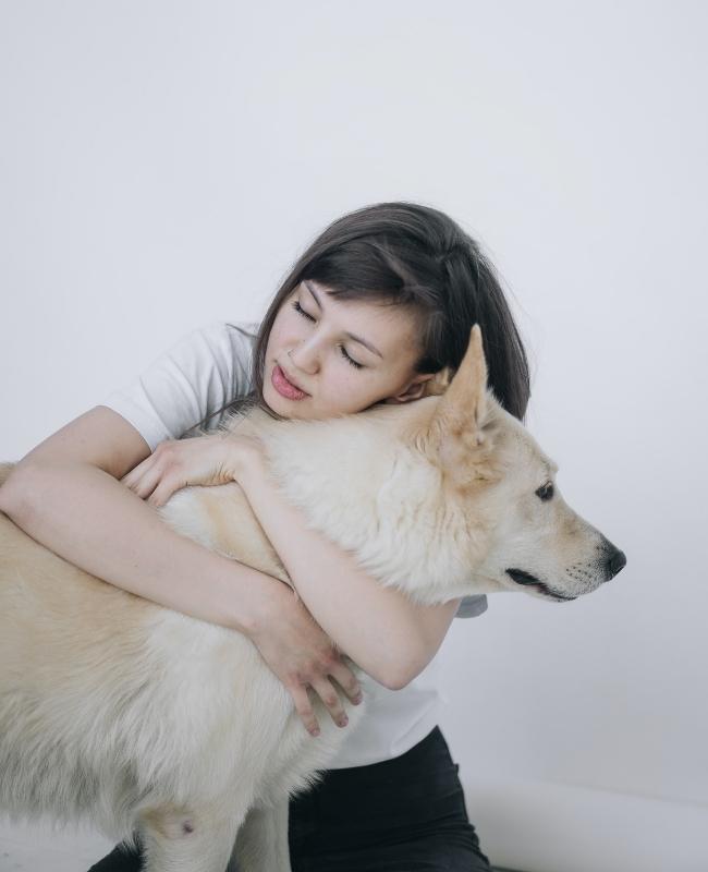 Dziewczyna, która lubi się przytulać do psa
