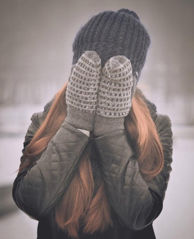 Kobieta w zimowej czapce i rękawiczkach