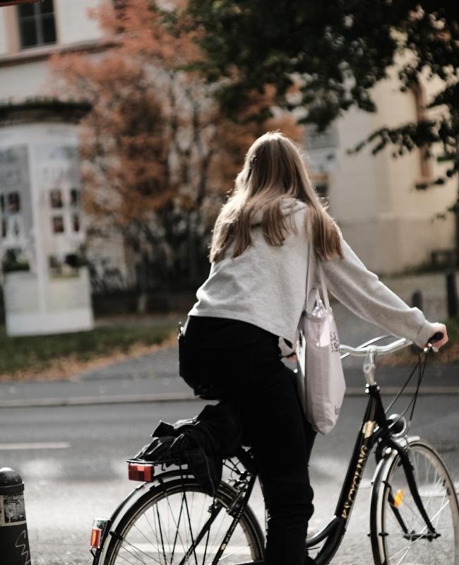 Kobieta jadąca na rowerze