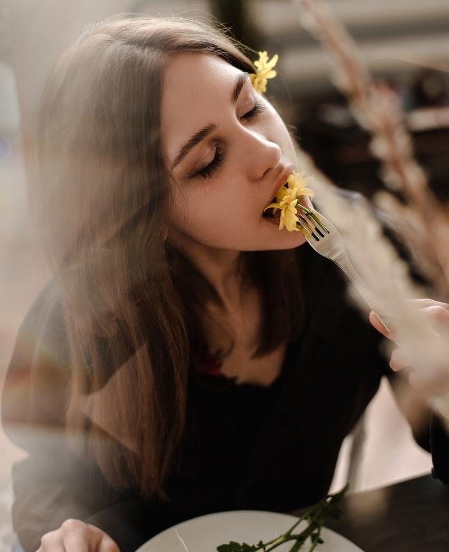 Dziewczyna jedząca kwiat